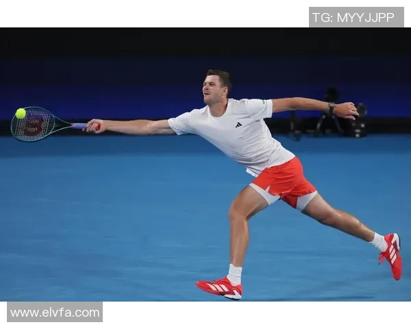 外国足球明星在热带海滩上展开激战，激情四溢的夏日对决引发热议