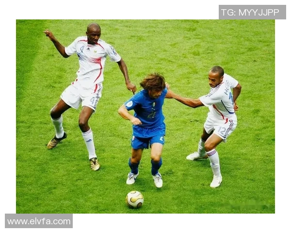 足球明星展现成熟魅力的微笑瞬间与背后的故事